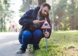 Миниатюрные дорожные знаки для крошечных жителей Вильнюса