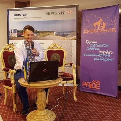 Першим доповідачем був Василь Алєксєєнко — старший лікар Центру Сучасної Ветеринарної Медицини. Темою його доповіді була: «Анатомія та фізіологія печінки у дрібних домашніх тварин»